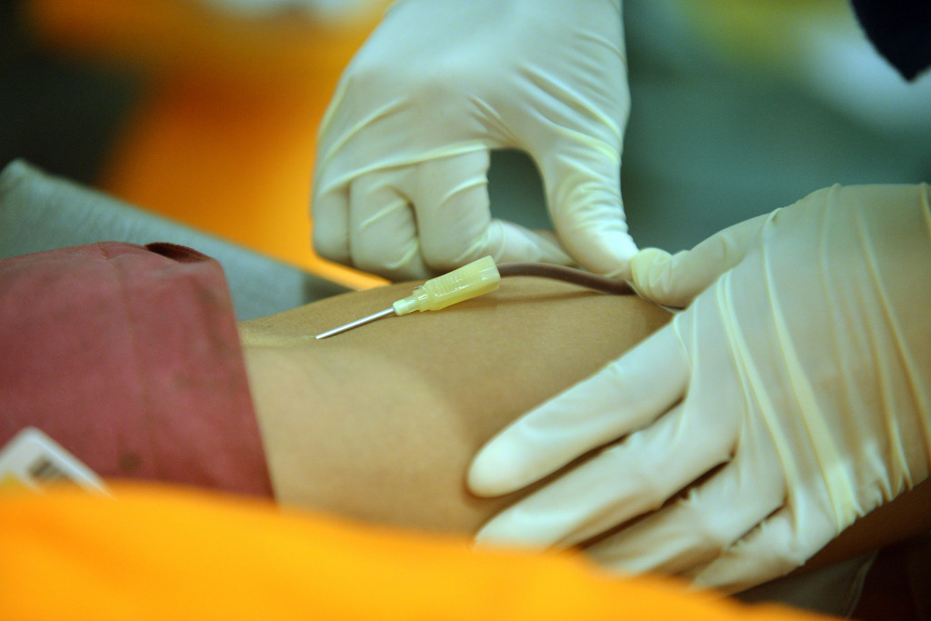 Donor Darah di Tengah Pameran Mobil