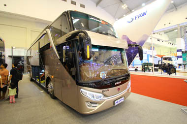 Dua Bus Keren Adiputro, Adopsi Desain Kenyamanan Eropa