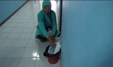 Menabung 8 Tahun, Tukang Sampah Naik Haji