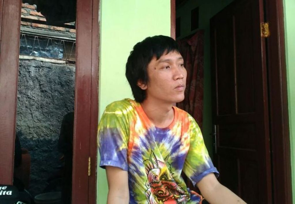 Dedi, korban salah tangkap, ditemui di rumahnya. Foto: MTVN/Aedy