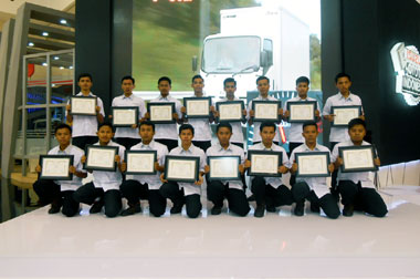 16 Siswa Isuzu Technician School Dilantik di GIIAS 2015