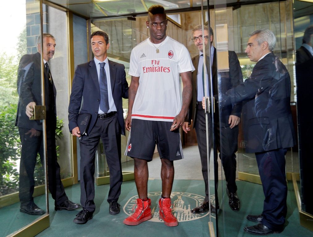 Mario Balotelli usai menjalani tes medis di Milan (Foto: AP Photo/Luca Bruno)