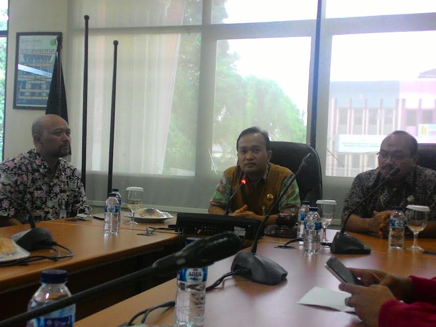 Kepala Jasa Raharja cabang Sumsel dan Babel, Suhadi (tengah)/MTVN/Intan Fauzi