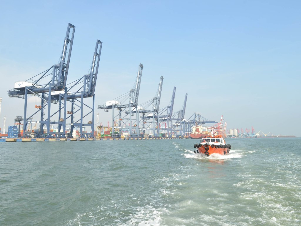 Suasana Pelabuhan Peti Kemas Tanjung Priok, Jakarta, Rabu 915/7). Pembangunan pelabuhan dan memaksimalkan fungsi pelabuhan menjadi program utama dari Pemerintahan joko widodo Jusuf Kalla selain membangun TOL Laut. MI/MOHAMAD IRFAN