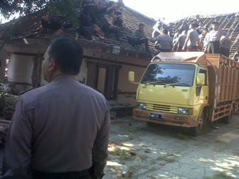 Ratusan Personel TNI dan Polri Bongkar Rumah Warga Korban Waduk Jatigede