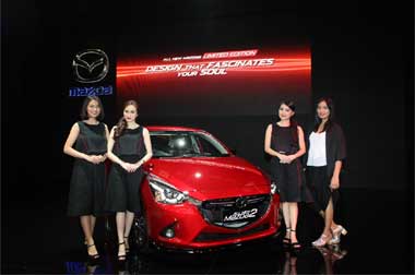 Zoom-Zoom Girls di <i>Booth</i> Mazda, Cantik Berkelas Garapan Desainer