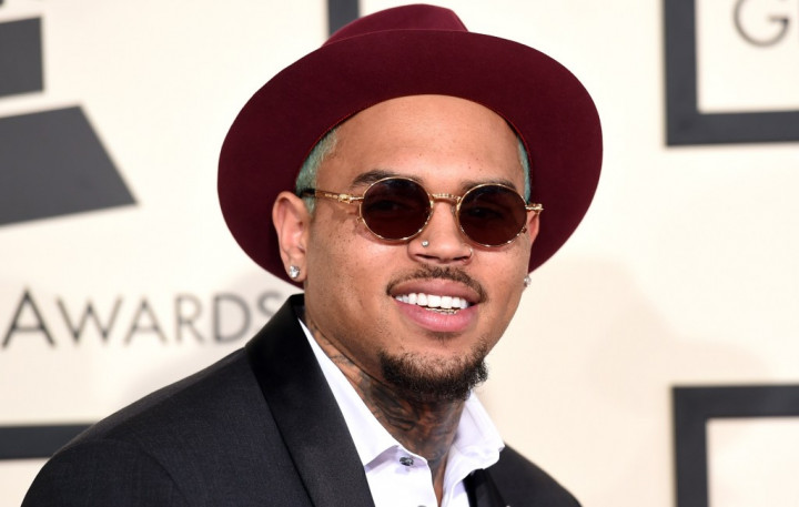 Chris Brown Lukis Tato di Kepala