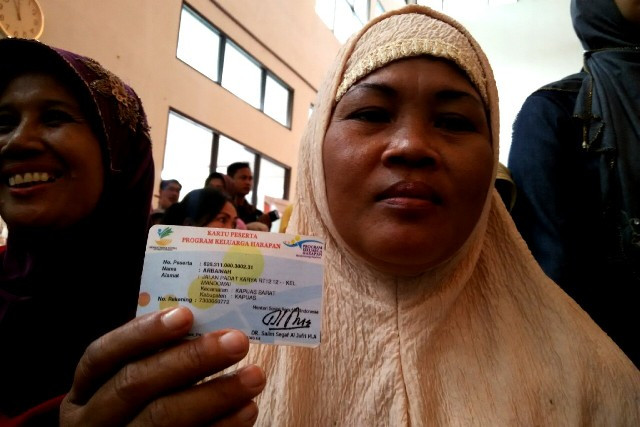 Warga Palangkaraya menerima kartu Program Keluarga Harapan (PKH). (Foto:MTVN/LB Ciputri Hutabarat)