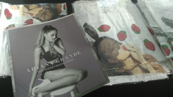 Arianators Serbu Suvenir Ariana Grande