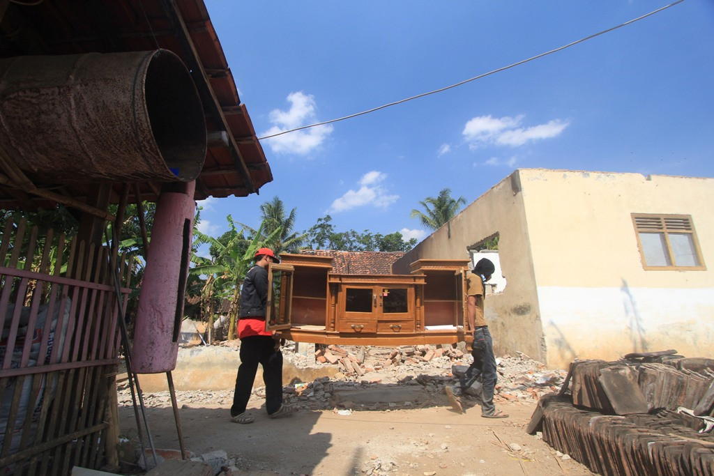 Warga mengangkut barang milik kerabat mereka secara sukarela di desa Jemah, Kecamatan Jatigede, Sumedang, Jawa Barat, Minggu (23/8). Foto: Antara/Dedhez Anggara