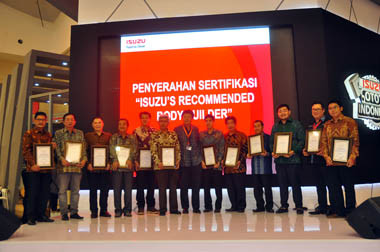 12 Karoseri Terima Sertifikasi dari Isuzu di GIIAS 2015