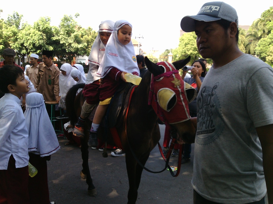 Murid SD Islam Al Fatah berkuda di kompleks Stadion Manahan, Solo, Kamis (27/8/2015). (Metrotvnews.com/Pythag Kurniati)