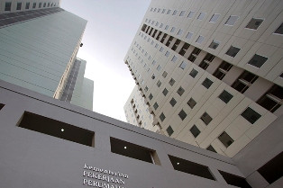 Ahok Desak Polisi Razia Orang Kaya di Rusun