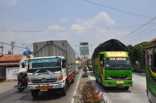 Betonisasi Jalur Pantura Sebabkan Kemacetan Panjang