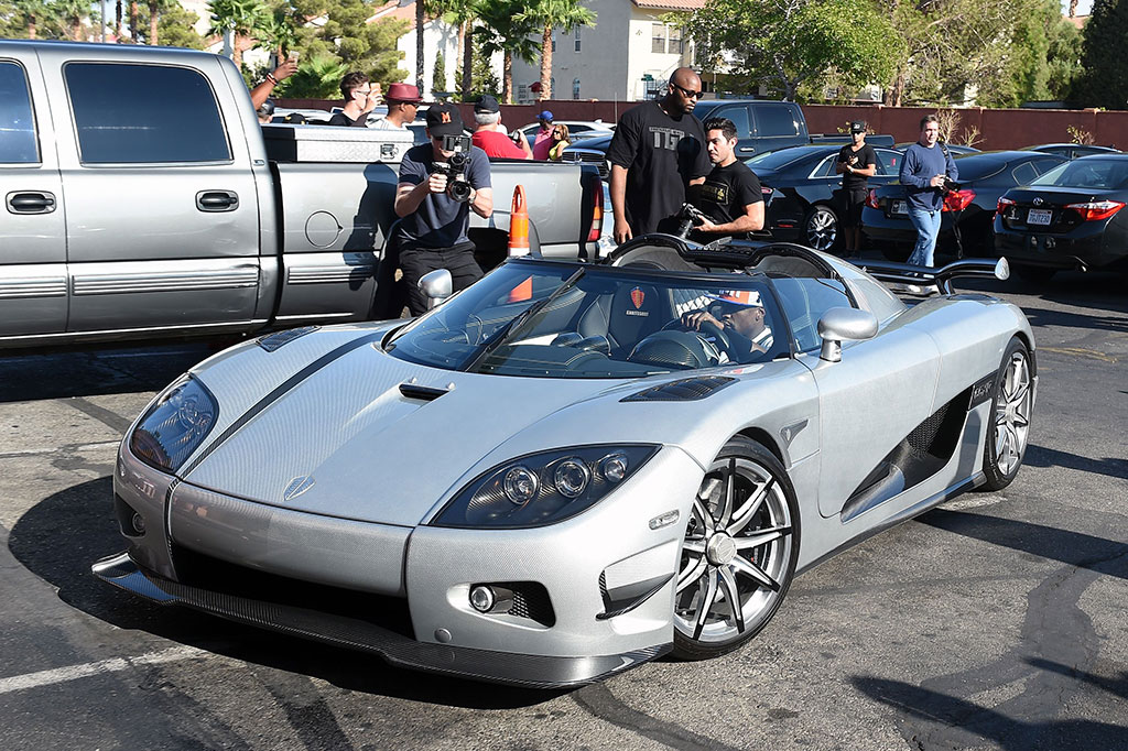 Mayweather Jr Pamerkan Mobil Super Mewahnya
