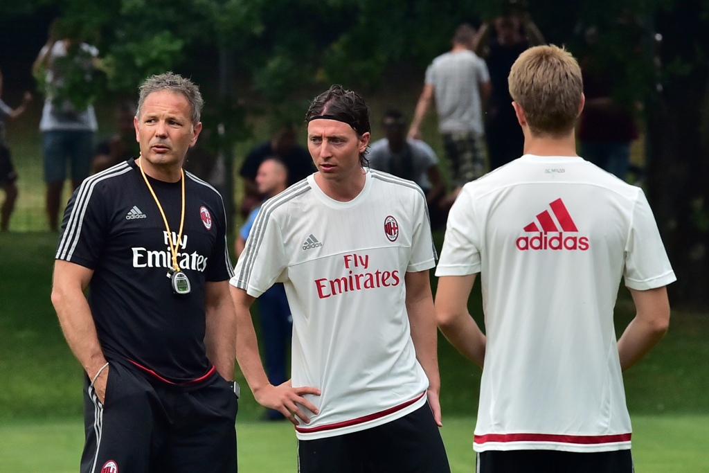 Montolivo (tengah) saat menjalani sesi latihan tim (GIUSEPPE CACACE / AFP)