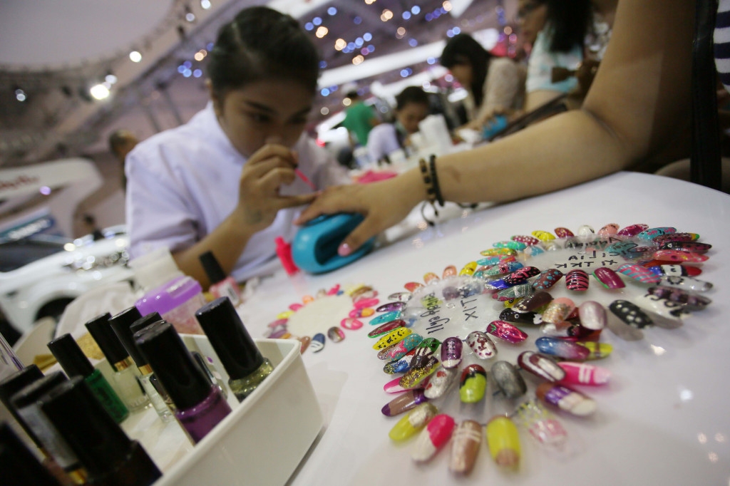 Menghias Kuku di Pameran Otomotif