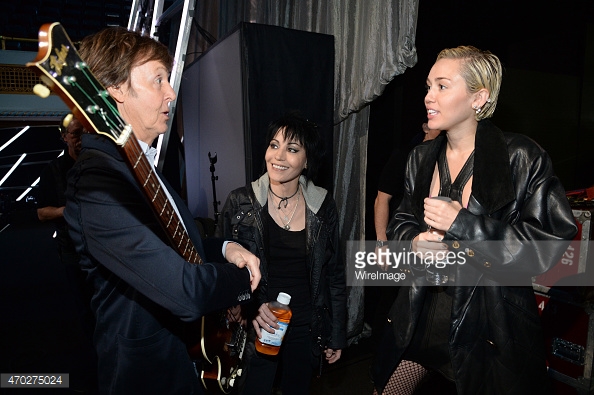 Paul McCartney Risih dengan Baju Terbuka Miley Cyrus 
