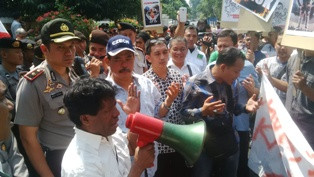 Ratusan Orang Berdoa Usir Setan di Rumah Ahok