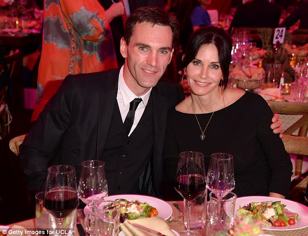 Courteney Cox dan Johnny McDaid (Foto: dailymail)