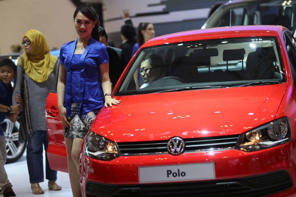 Cantiknya SPG Berkebaya Mini di GIIAS 2015