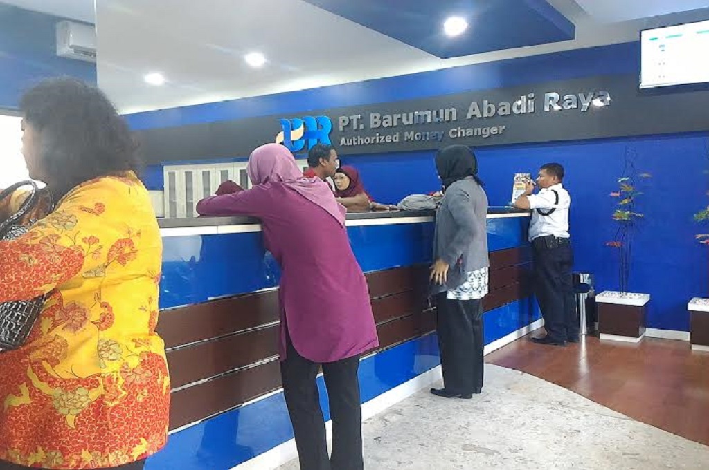 Warga mengantre menukarkan uang Dolar AS di Money Changer, Metrotvnews.com/ Patricia Vicka