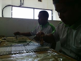 Melihat Proses Penamaan Gelang Identitas Haji di Embarkasi Solo