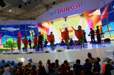 Serunya Pentas Seni Bagi Pelajar di <i>Booth</i> Daihatsu GIIAS 2015 