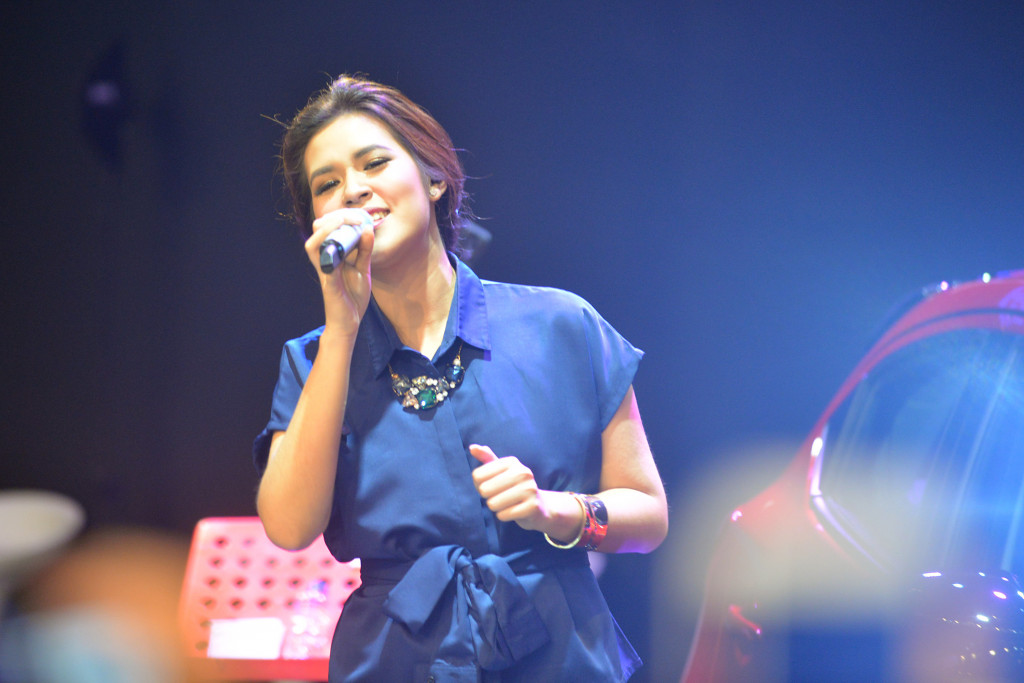 Si Cantik Raisa Buai Pengunjung GIIAS 2015