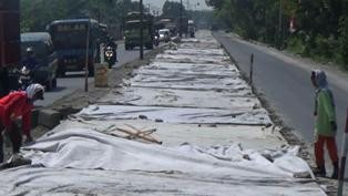 Masih Diperbaiki, Kendaraan di Pantura Mengular