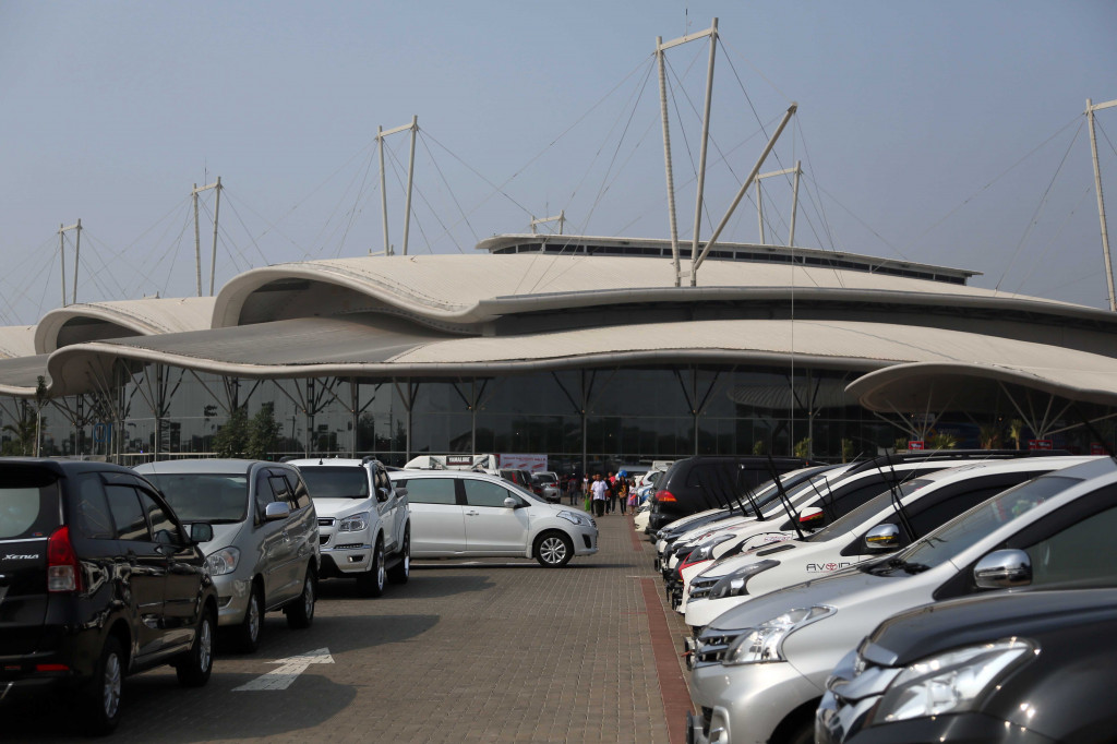 Padatnya Lahan Parkir GIIAS 2015