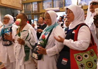 Setangkai Mawar dan Secawan Zamzam untuk Jemaah Indonesia