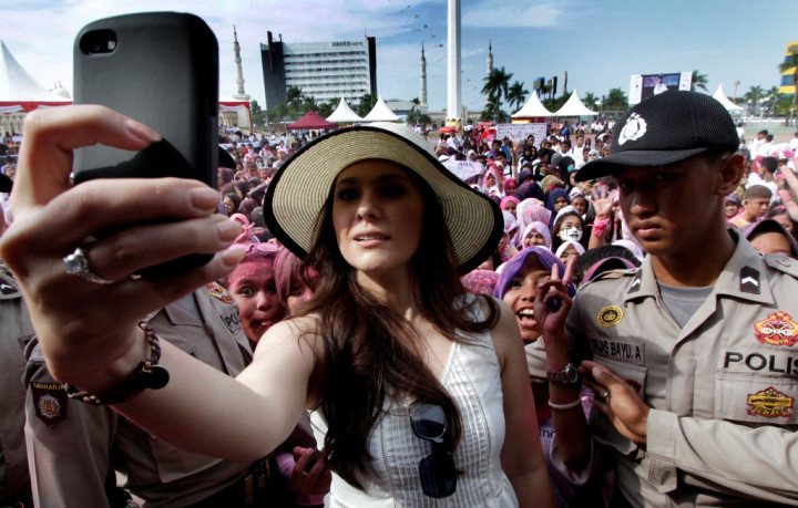 Wulan Guritno Belajar Menjadi Germo Kelas Atas