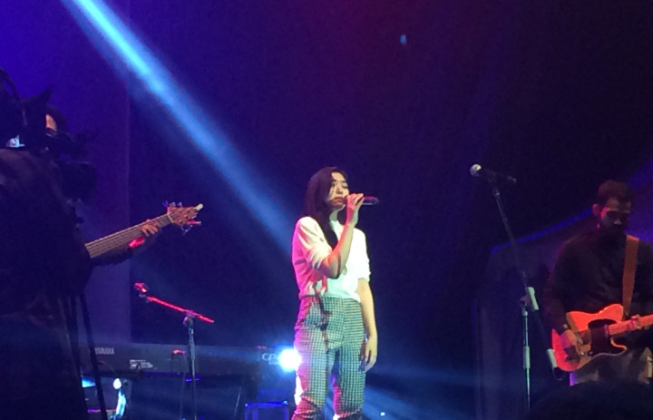 Isyana Sarasvati Ajak Selfie Penonton Indonesian Jazz festival 2015