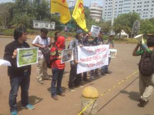 Unjukrasa di Depan Istana Minta Penggenangan Waduk Jatigede Ditunda 