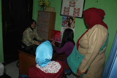 Pelayan Warung Lesehan Dinodai Enam Pemuda