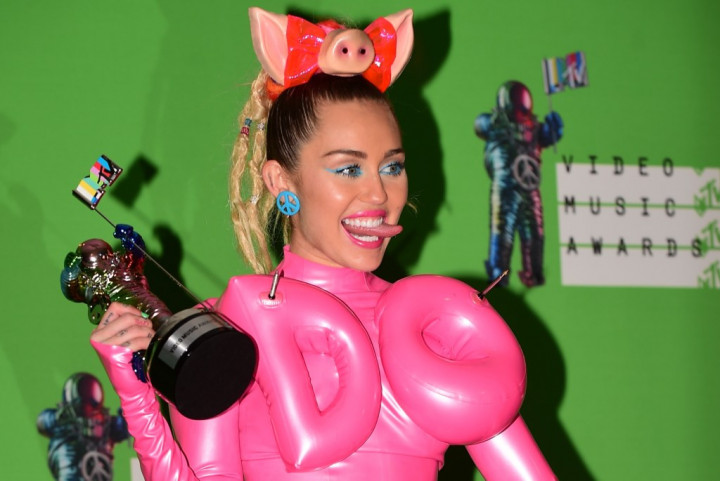 Miley Cyrus Tutup MTV VMA 2015 dengan Promo Album Baru 