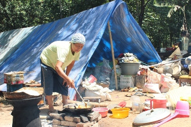 Korban Waduk Jatigede Tinggal di Tenda 