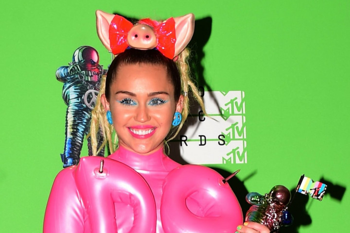 Miley Cyrus Tak Tertarik Ikuti Jejak Taylor Swift