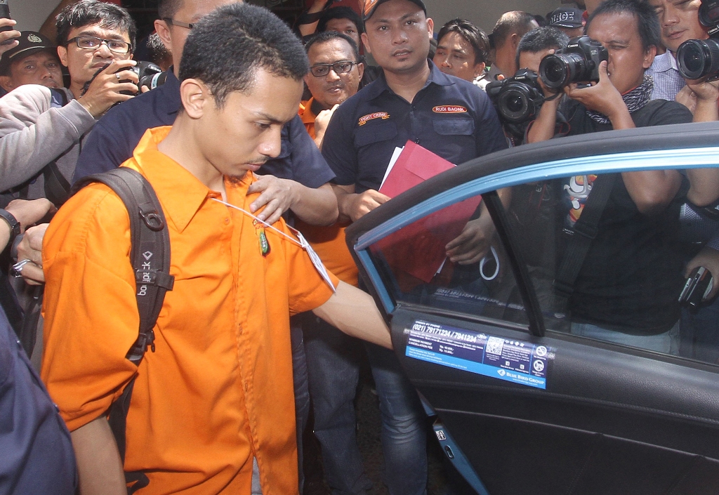 Tersangka pembunuh Deudeuh, M. Prio Santoso saat melakukan rekontruksi adegan pembunuhan Deudeuh Alfisyahrin alias Tata Chubby di kosannya di Tebet, Jakarta, Rabu (6/5/2015). Foto: Angga Yuniar/MI