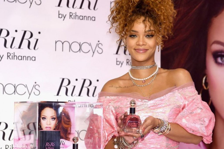 Cantiknya Rihanna dengan Mini Dress Ala Barbie