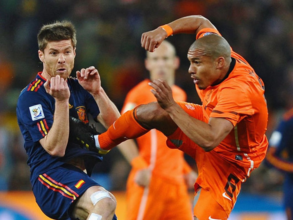 Insiden tendangan kung fu Nigel de Jong ke dada Xabi Alonso di final Piala Dunia 2010 (Foto: Google Image)
