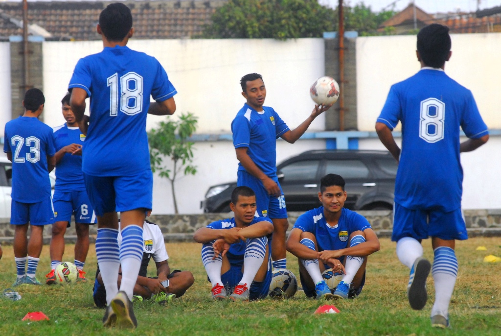Sejumlah pesepakbola Persib Bandung mengikuti latihan perdana (ANTARA FOTO/Agus Bebeng)
