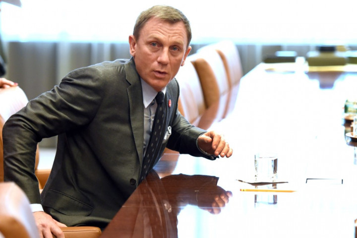 Meski Dikelilingi Wanita, James Bond Pria Kesepian