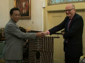 Temui Sultan, Dubes Australia Beri Batik Aborigin