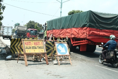 Perbaikan Jalan, Pantura Tegal Macet Panjang