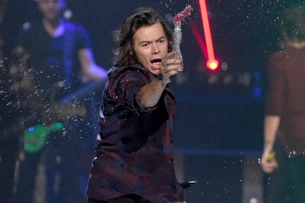 Harry Styles Dilempar Kaleng Saat Manggung