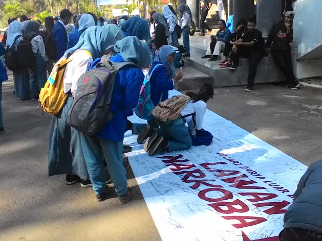Penandatanganan petisi Lawan Narkoba di kampus UMM. (foto: Yodha)