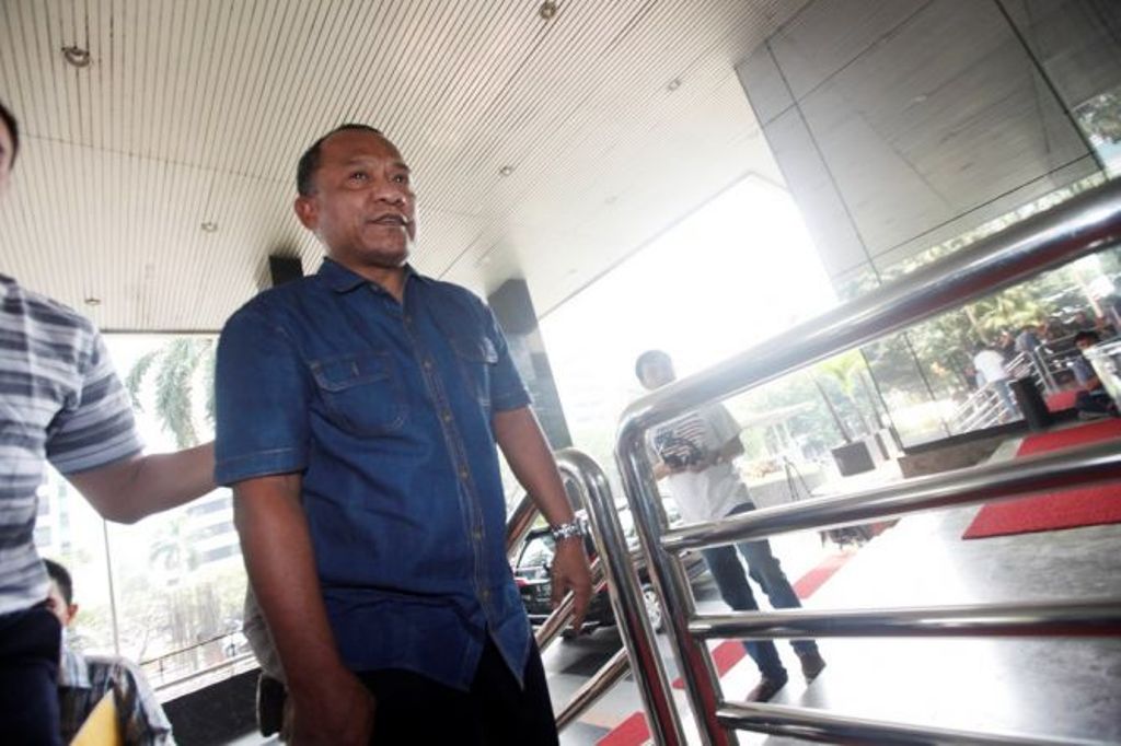 Bupati Morotai Rusli Sibua dikawal petugas KPK ketika dijemput paksa menuju Gedung KPK, Jakarta, Rabu (8/7/2015). Foto: MI/Rommy Pujianto