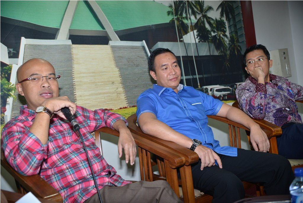 Anggota DPR RI Fraksi Gerindra Desmon J Mahesa (kiri) bersama dengan Anggota DPR dari Fraksi partai Demokrat Didik Mukriyanto (tengah) dan Anggota DPR RI Fraksi Golkar Muhammad Misbakhun menjadi pembicara dalam diskusi Mungkinkah Perpu di tolak DPR? di pr